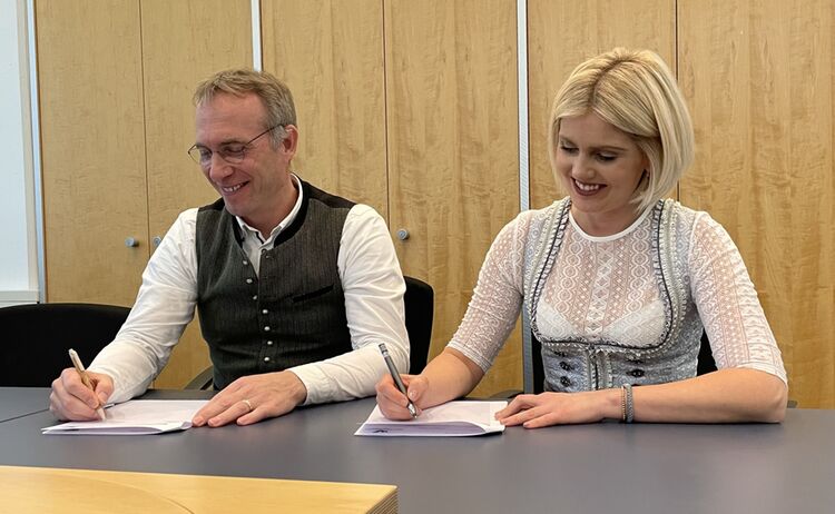 Erster Bürgermeister Robert Pötzsch und Carina Häring beim Unterschreiben des Vertrages: Zum Vergrößern auf Bild klicken