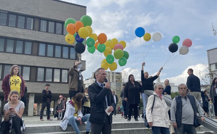 Erster Bürgermeister Robert Pötzsch bedankt sich bei allen Teilnehmern des diesjährigen Kunst und Kommerz: Zum Vergrößern auf Bild klicken