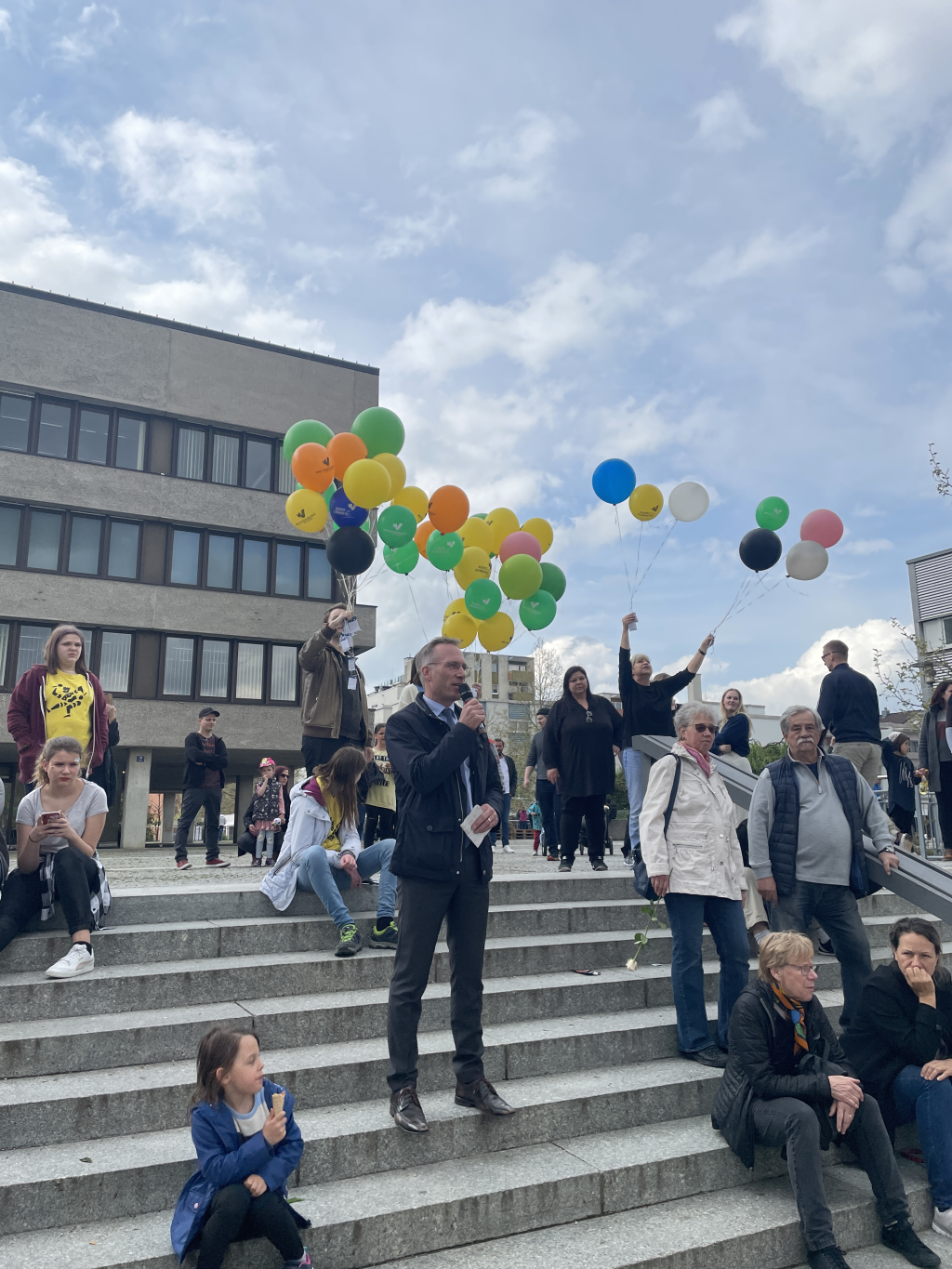 Erster Bürgermeister Robert Pötzsch bedankt sich bei allen Teilnehmern des diesjährigen Kunst und Kommerz Erster Bürgermeister Robert Pötzsch bedankt sich bei allen Teilnehmern des diesjährigen Kunst und Kommerz
