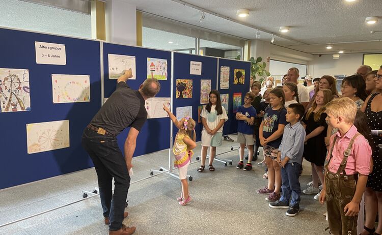 Erster Bürgermeister Robert Pötzsch lässt sich von einer Teilnehmerin ihr Bild zeigen: Zum Vergrößern auf Bild klicken