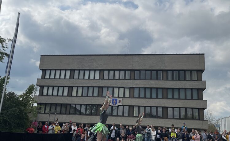 Die Showtanzgruppe Narrengilde tanzt bei Kunst und Kommerz vor dem Rathaus: Klick öffnet eine vergrößerte Ansicht