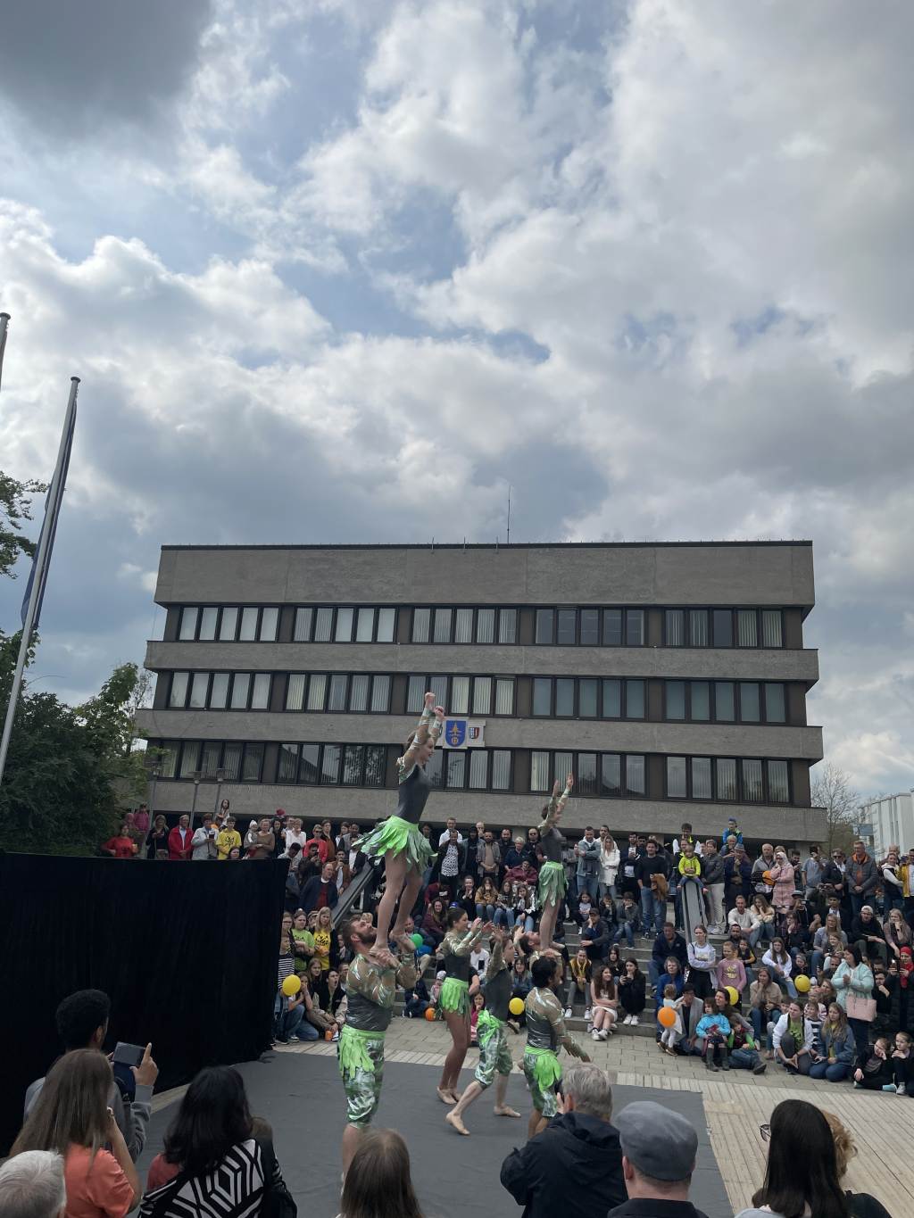 Die Showtanzgruppe Narrengilde tanzt bei Kunst und Kommerz vor dem Rathaus Die Showtanzgruppe Narrengilde tanzt bei Kunst und Kommerz vor dem Rathaus