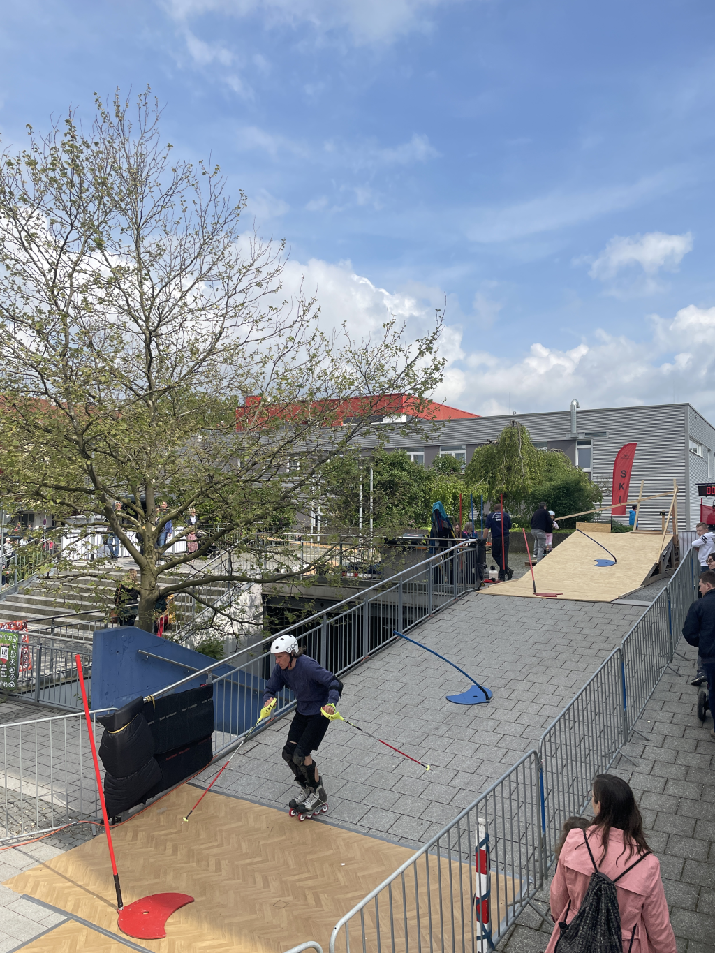 Ein Inlinkeskater vom VfL fährt den Parcours bei Kunst und Kommerz Ein Inlinkeskater vom VfL fährt den Parcours bei Kunst und Kommerz