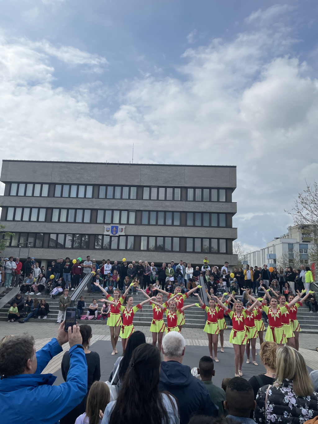 Die Kindergarde der Narrengilde Kraiburg tanzt vor dem Rathaus