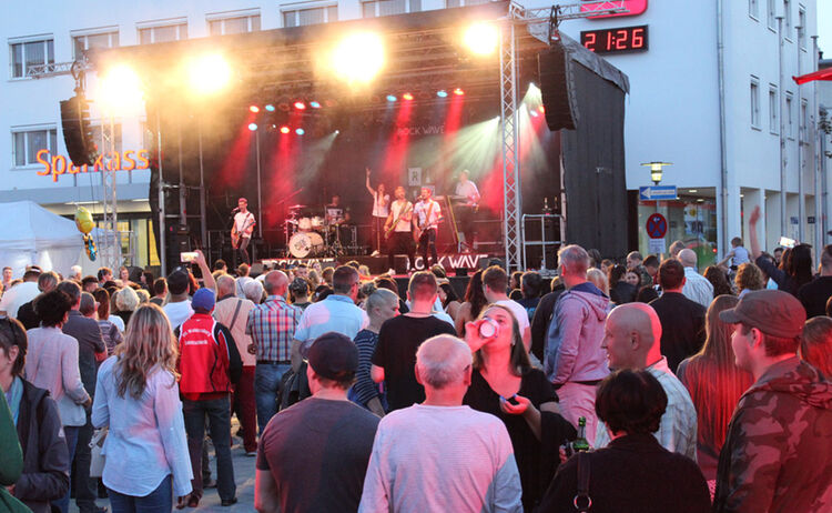 Waldkraiburger feiern beim Stadtfest vor der Bühne, auf der eine Band spielt: Klick öffnet eine vergrößerte Ansicht