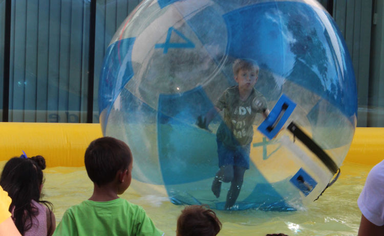 Kinder spielen beim Stadtfest Bubble-Fußball: Klick öffnet eine vergrößerte Ansicht