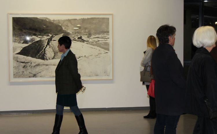 Besucher bei der Eröffnung der Ausstellung Bloße Landschaft: Klick öffnet eine vergrößerte Ansicht