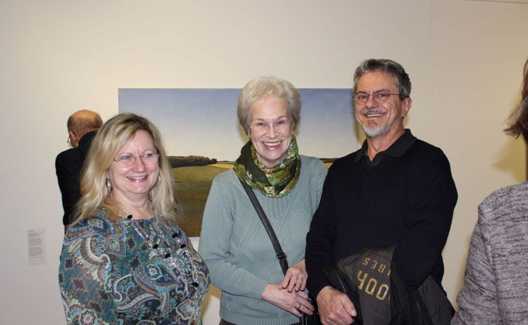 Drei Besucher bei der Ausstellung Bloße Landschaft: Klick öffnet eine vergrößerte Ansicht