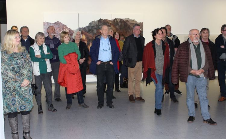 Besucher bei der Eröffnung der Ausstellung Bloße Landschaft: Klick öffnet eine vergrößerte Ansicht