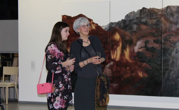 Zwei Frauen unterhalten sich bei der Ausstellung Bloße Landschaft: Klick öffnet eine vergrößerte Ansicht