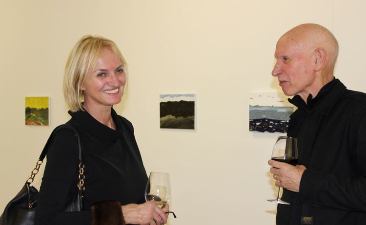 Zwei Besucher unterhalten sich bei der Ausstellung Bloße Landschaft: Klick öffnet eine vergrößerte Ansicht