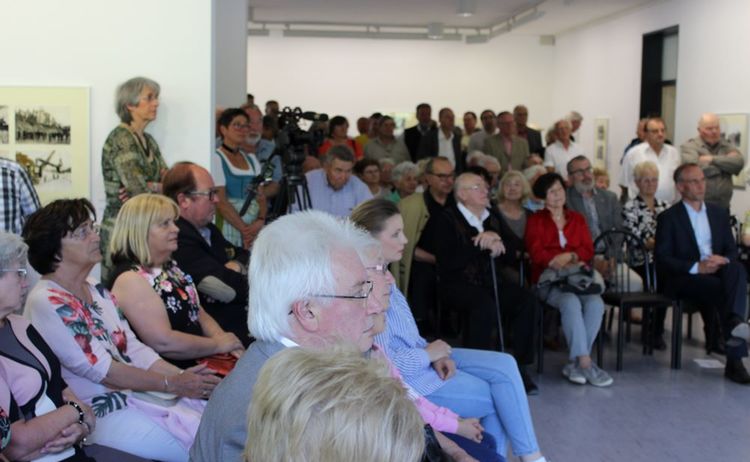 Besucher bei der Eröffnung der Ausstellung Ein Kanal entsteht: Klick öffnet eine vergrößerte Ansicht