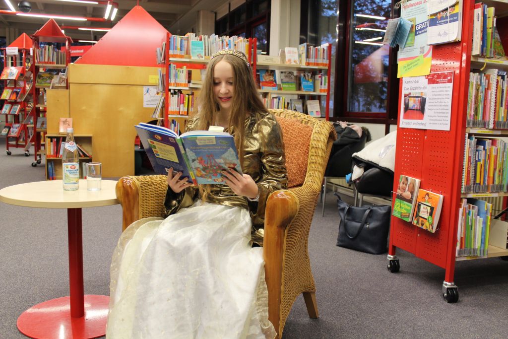 Christkind Chiara Molter liest im Haus des Buches eine Weihnachtsgeschichte vor Christkind Chiara Molter liest im Haus des Buches eine Weihnachtsgeschichte vor