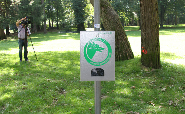 Dog Stationen neben einem Mülleimer im Stadtpark: Zum Vergrößern auf Bild klicken