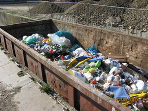 Rama dama, Großcontainer mit dem gesammelten Müll Rama dama, Großcontainer mit dem gesammelten Müll