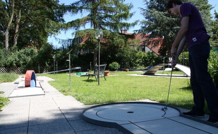 Ein Spieler auf der Minigolfanlage: Zum Vergrößern auf Bild klicken