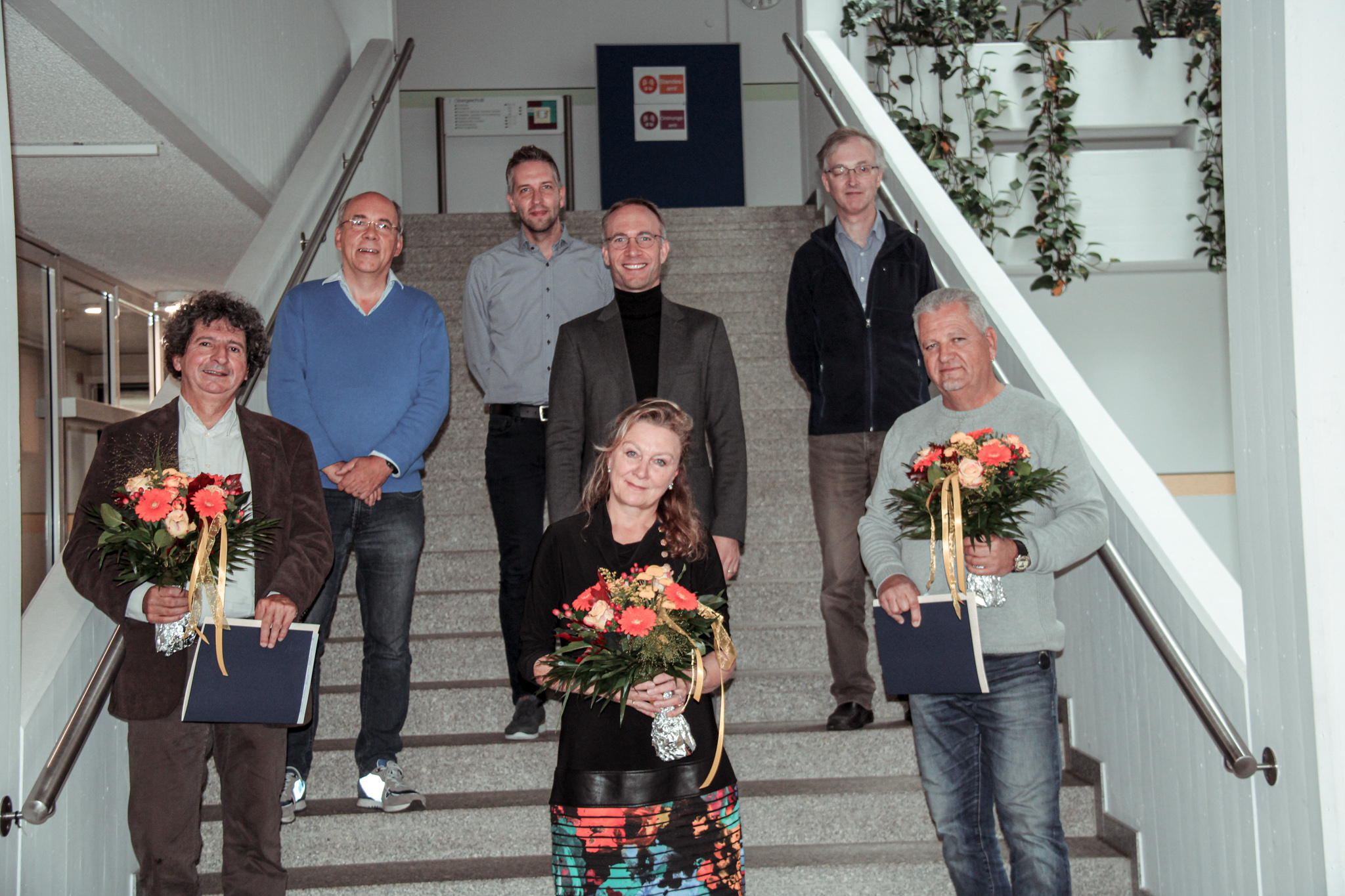 Gruppenfoto mit geehrten Mitarbeitern der Stadt