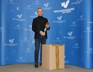 Erster Bürgermeister Robert Pötzsch hält eine der CO2-Ampeln in der Hand Erster Bürgermeister Robert Pötzsch hält eine der CO2-Ampeln in der Hand