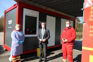 Bürgermeister Robert Pötzsch besucht gemeinsam mit Alexander Fendt von der DLRG das Testzentrum am Eisstadion