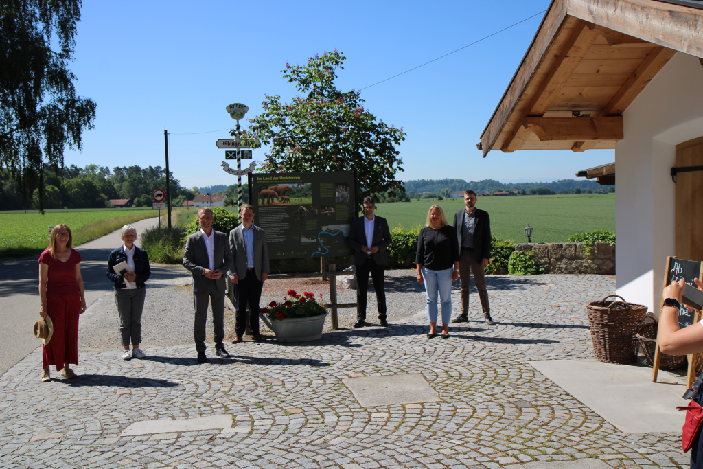 Bürgermeister Robert Pötzsch, Bürgermeister Michael Hetzl und Landrat Max Heimerl stehen vor der Infotafel an der Ebinger Alm