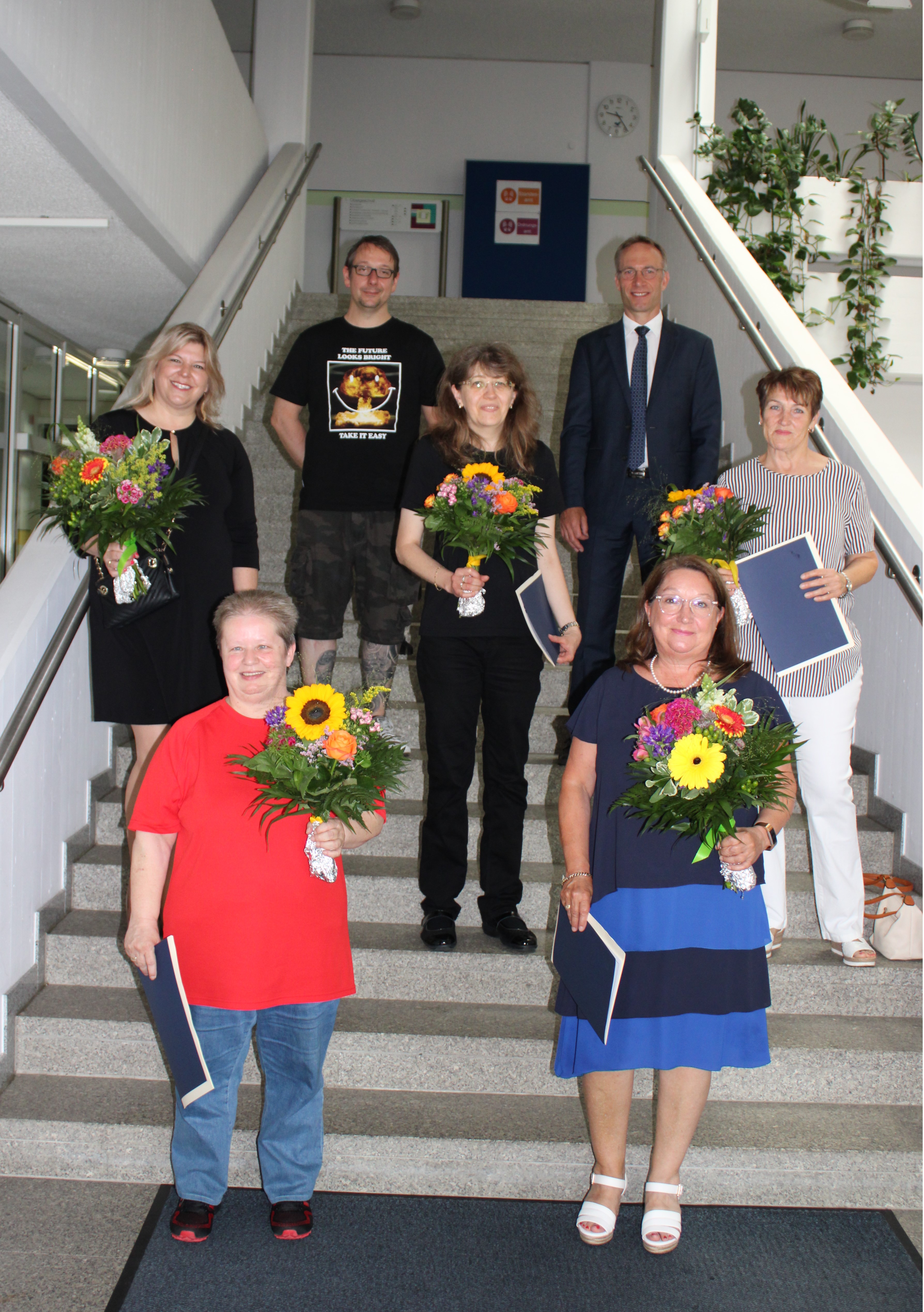 Die geehrten Mitarbeiter auf einem gemeinsamen Gruppenfoto mit Bürgermeister Robert Pötzsch