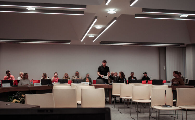 Jugendreferent Christoph Arz sammelt die Stimmzettel bei der konstitierenden Sitzung des Jugendparlaments ein: Zum Vergrößern auf Bild klicken