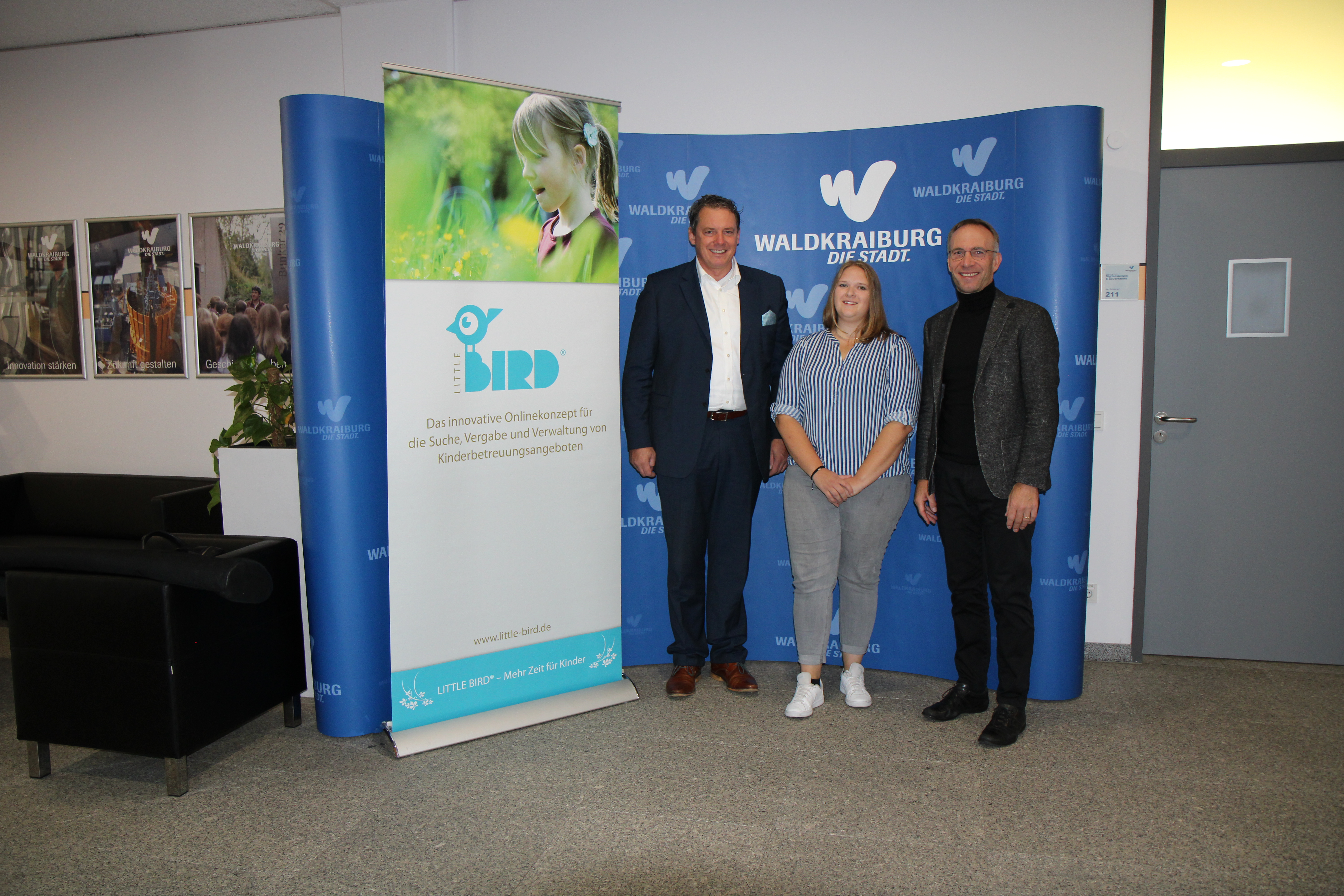 Erster Bürgermeister Robert Pötzsch, Projektkoordinatorin bei der Stadt Waldkraiburg Jasmin Ermler und Frank Tändler vom Vertrieb Little Bird freuen sich, dass die Partnerschaft so schnell zu Stande kommen konnte. 