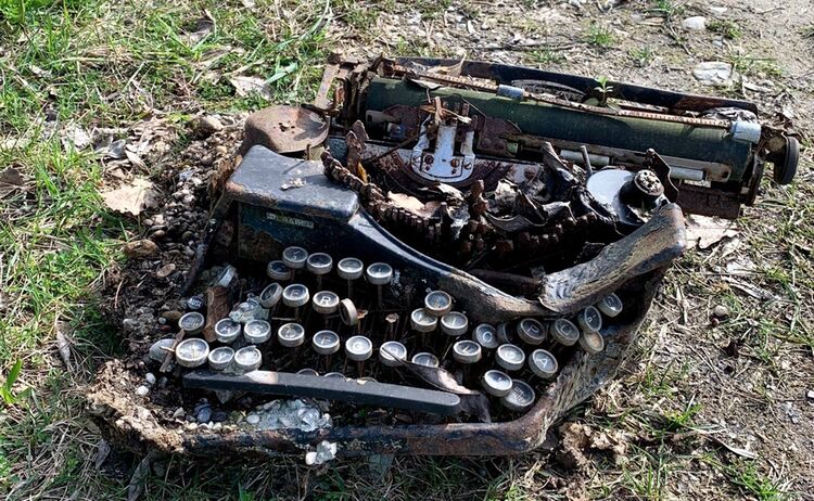 Kaputte Schreibmaschine, die am Innkanal beim Rama Dama gefunden wurde: Zum Vergrößern auf Bild klicken