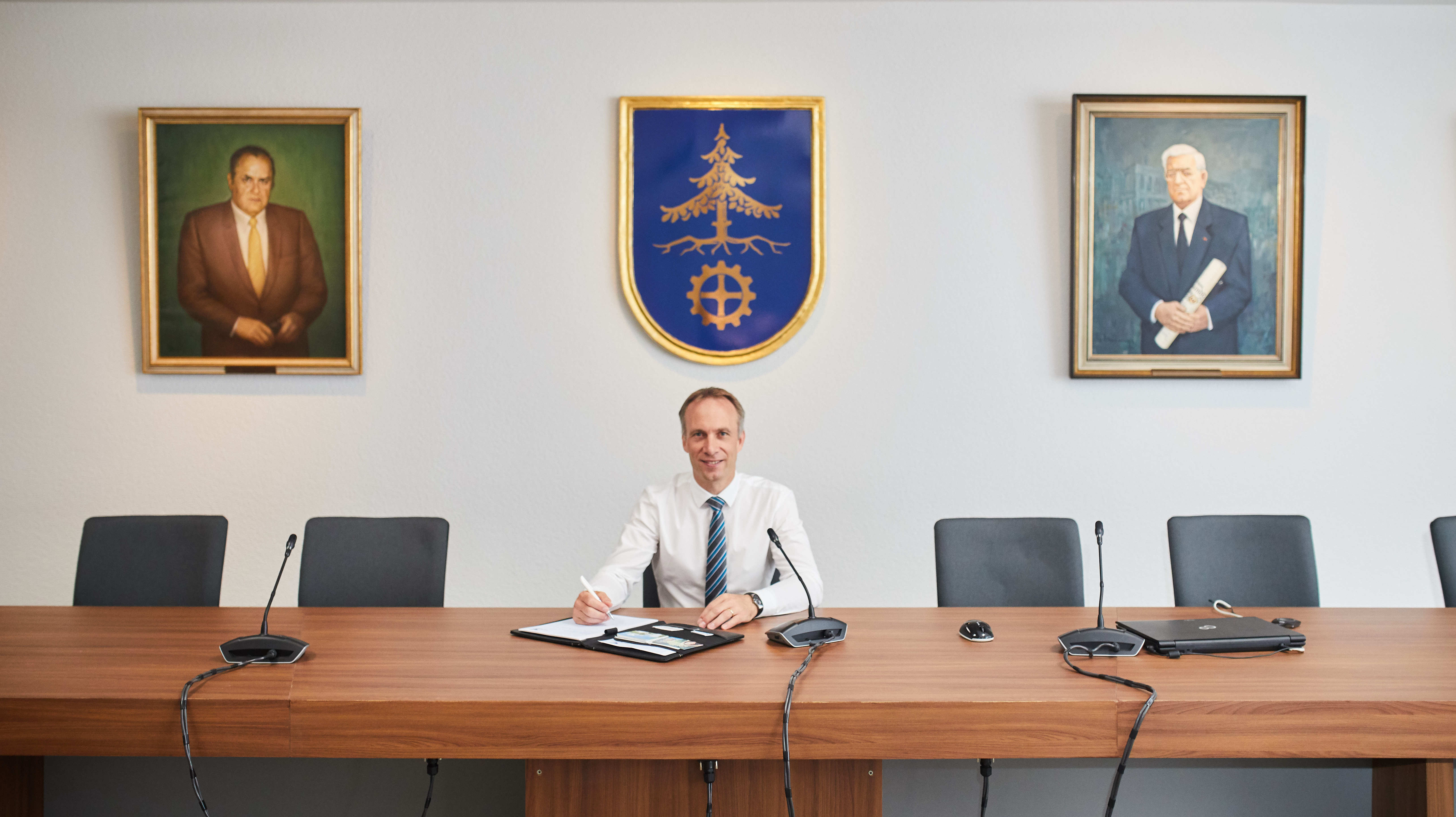 Erster Bürgermeister Robert Pötzsch sitzt im Sitzungssaal