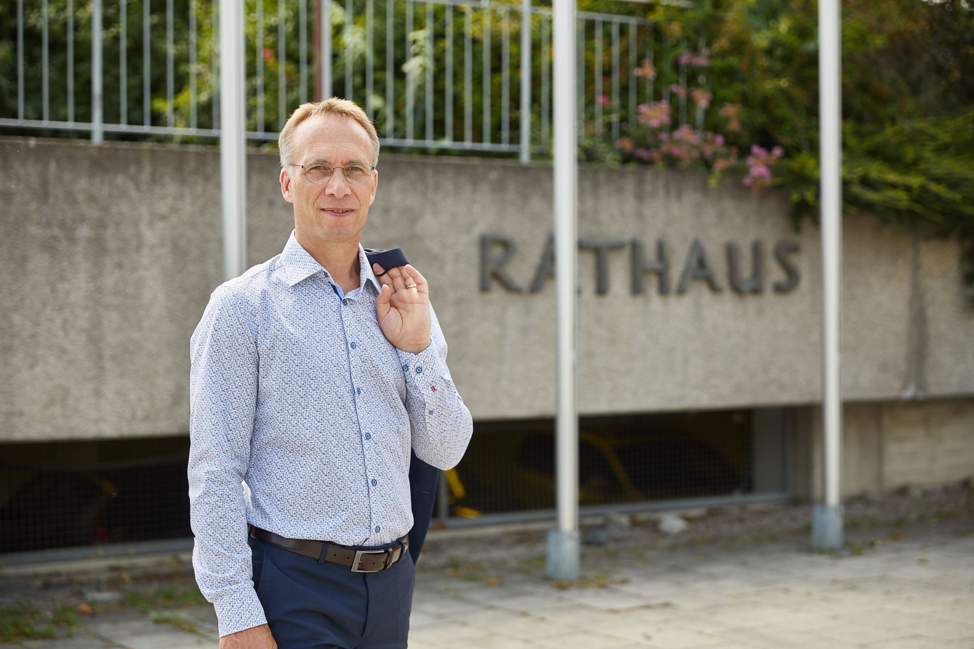 Erster Bürgermeister Robert Pötzsch vor dem Rathaus