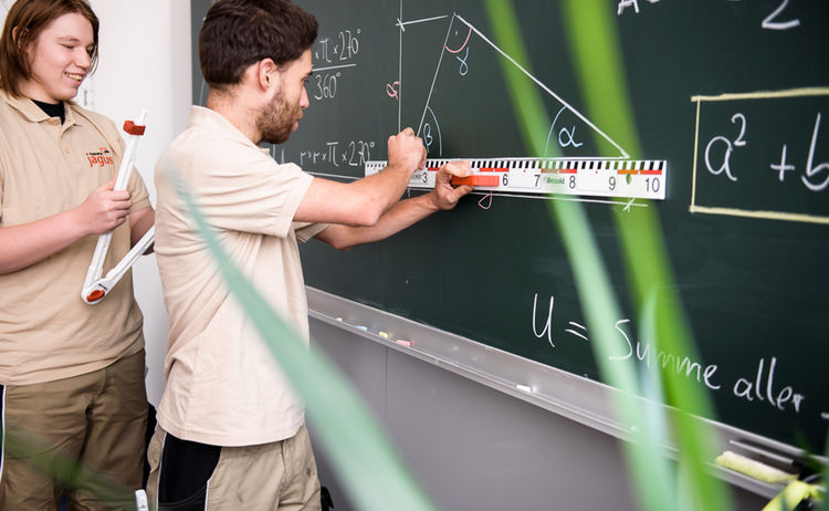 Ein Schüler löst eine Rechenaufgabe an der Tafel: Zum Vergrößern auf Bild klicken