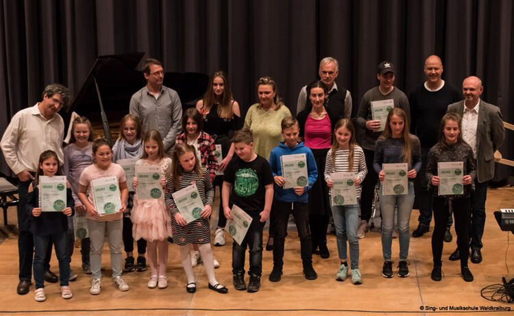 Die Kinder der Junioren Gruppe der Musikschule bei ihrer Ehrung: Zum Vergrößern auf Bild klicken