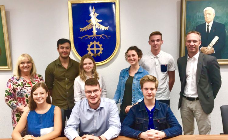 Gruppenfoto des Jugendparlaments im Sitzungssaal : Zum Vergrößern auf Bild klicken