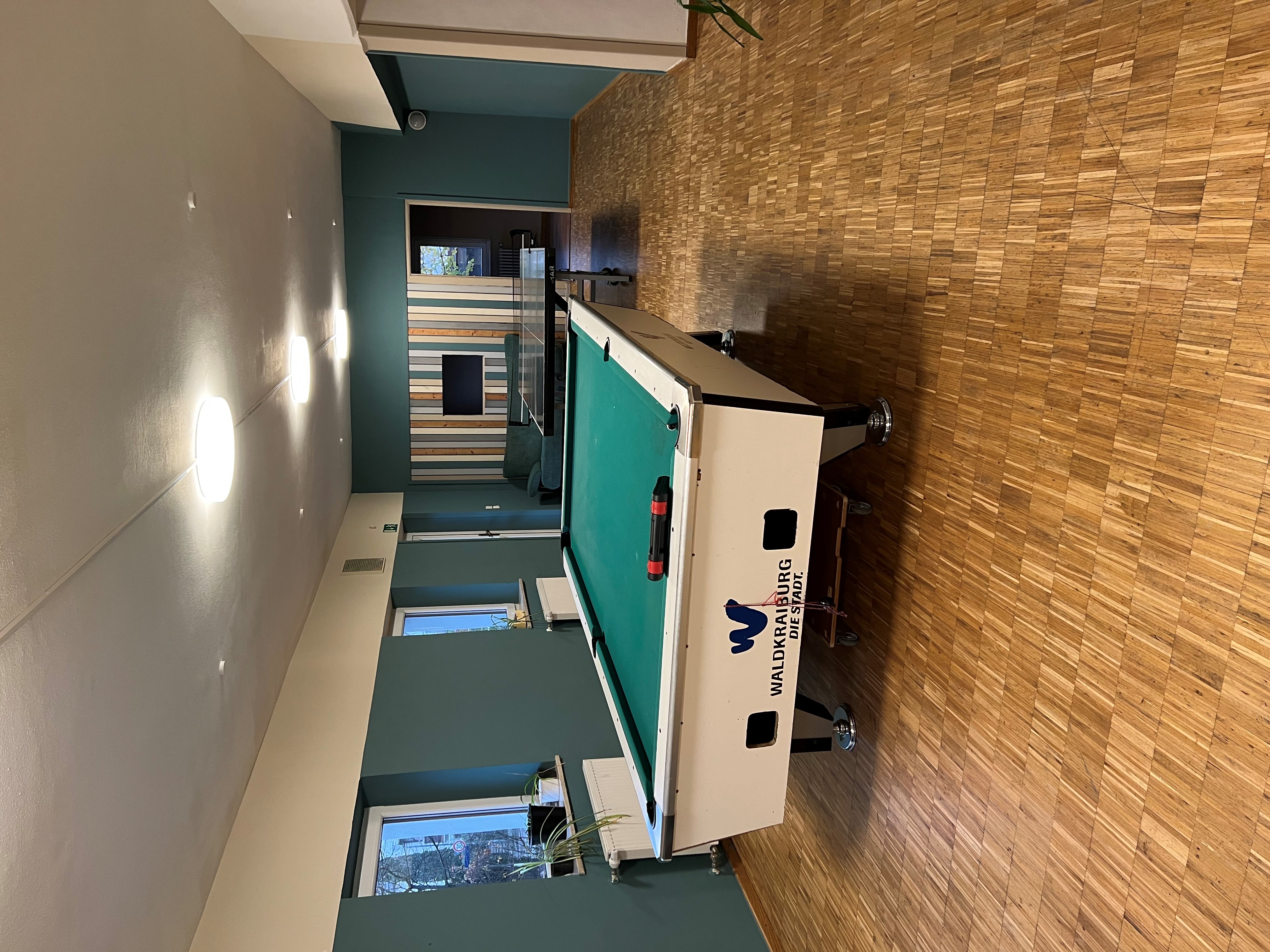 Ein Billiardtisch im Haus der Jugend