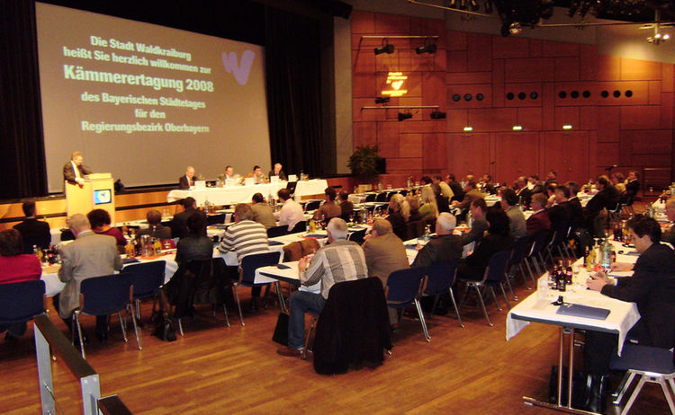 Tagungsteilnehmer im großen Saal im Haus der Kultur: Klick öffnet eine vergrößerte Ansicht