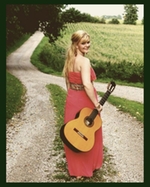 Foto von Katharina Wittmann mit Gitarre