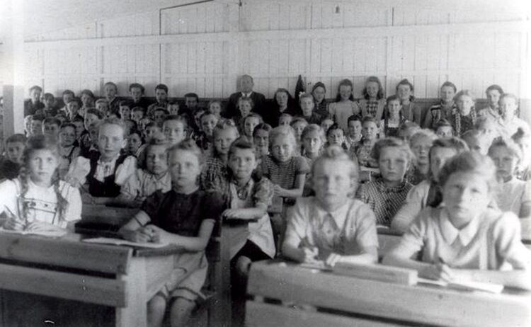 Kinder auf der Schulbank: Zum Vergrößern auf Bild klicken