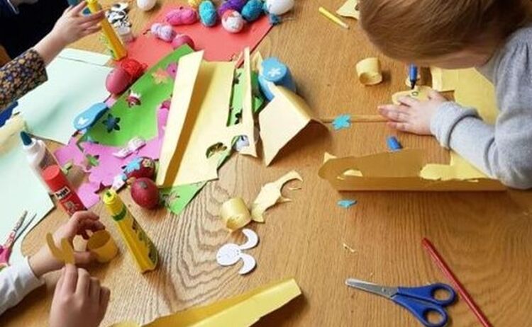 Kinder beim basteln im Haus des Buches: Zum Vergrößern auf Bild klicken