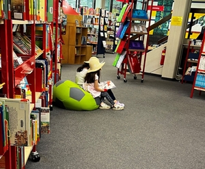 Kind beim Lesen in der Stadtbücherei Waldkraiburg