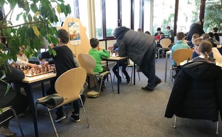 Kinder beim Schachspielen im Haus des Buches: Klick öffnet eine vergrößerte Ansicht