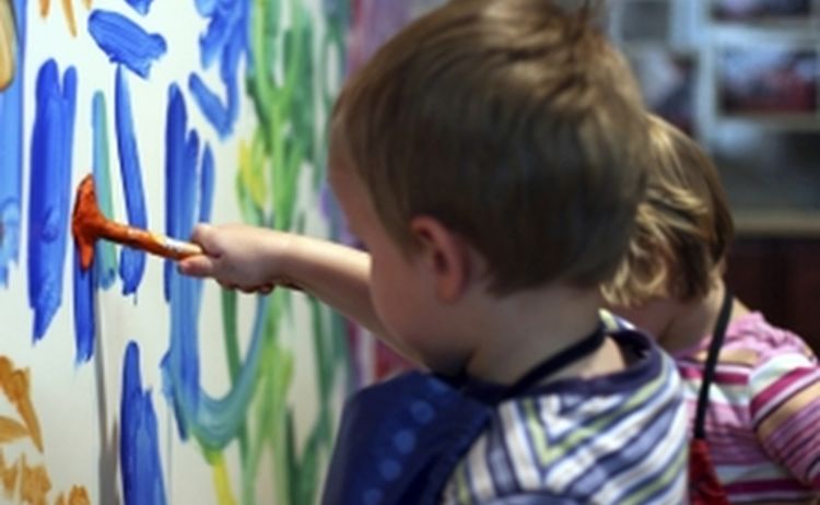 Symboldbild Kinderfonds, das zwei Kleinkinder beim Malen zeigt: Zum Vergrößern auf Bild klicken