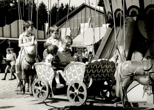 Museumsfoto mit Kinderkarussel Ende der 60er Jahre