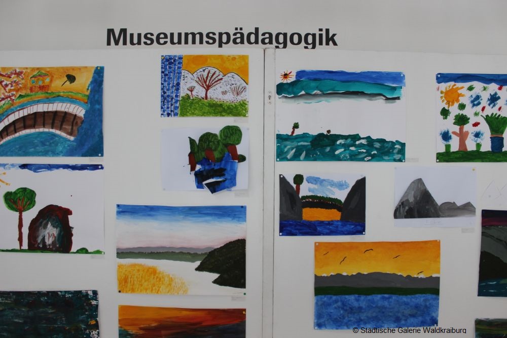 Stellwand mit Landschaftsmalerein von einem Museumsworkshop Stellwand mit Landschaftsmalerein von einem Museumsworkshop