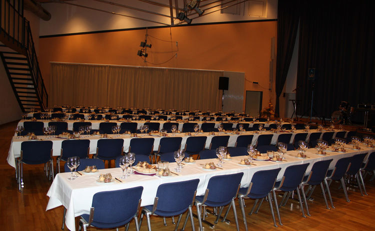 Reihenbestuhlung im kleinen Saal im Haus der Kultur: Zum Vergrößern auf Bild klicken