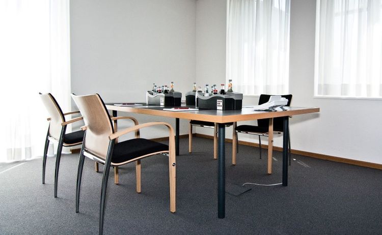 Konferenzraum mit 4 Stühlen und Fenster: Zum Vergrößern auf Bild klicken
