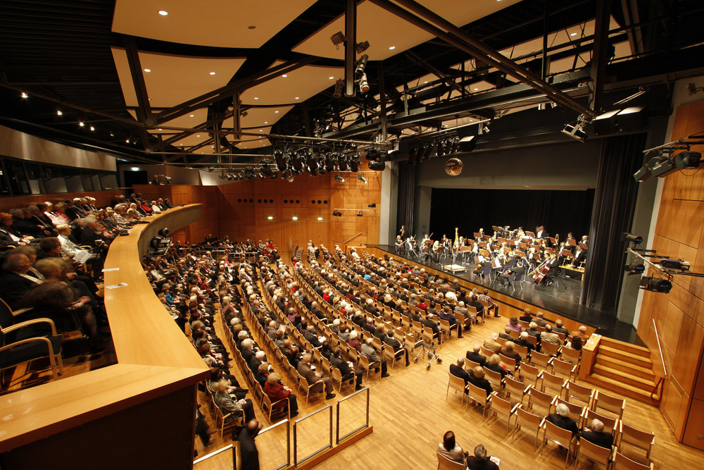 Vollbesetzter Sall während eines Konzertes im Haus der Kultur