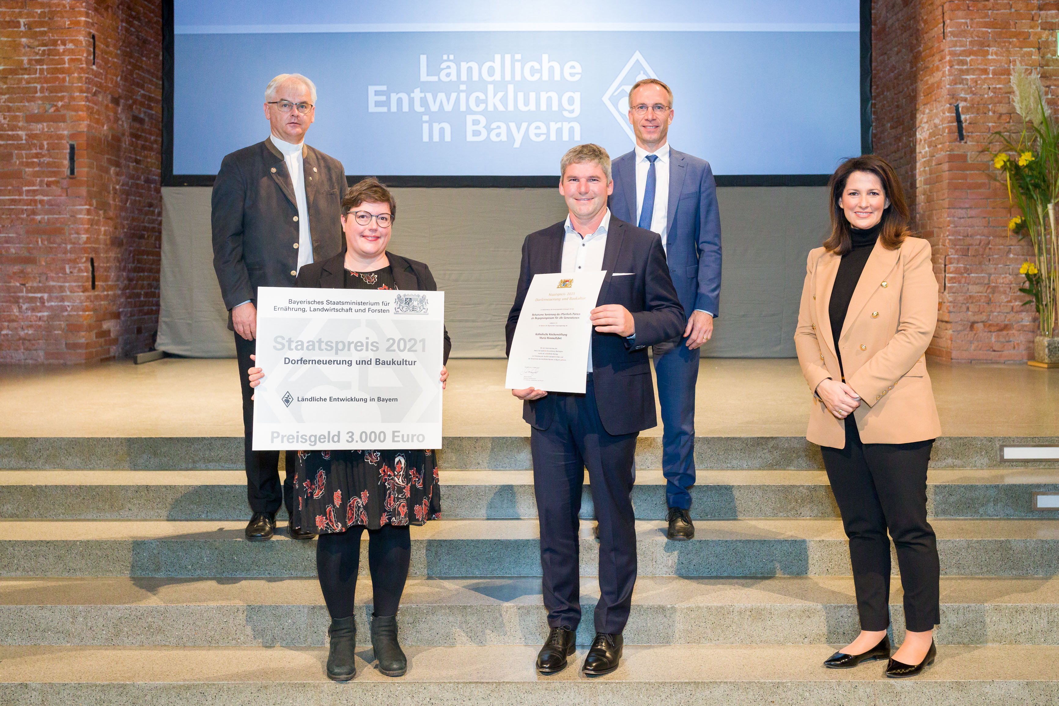 Pater Jacek, Regina Waltl, Wolfgang Hintereder, Erster Bürgermeister Robert Pötzsch und Landwirtschaftsministerin Michael Kaniber auf einem Gruppenfoto bei der Preisübergabe