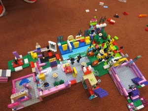 Legobauobjekt, entstanden bei einer Lego-Bau-Stunde für Grundschüler Legobauobjekt, entstanden bei einer Lego-Bau-Stunde für Grundschüler