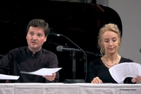 2 Künstler bei einer Lesung mit Klavier 2 Künstler bei einer Lesung mit Klavier