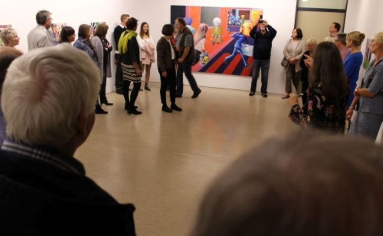 Besucher bei der Ausstellungserföffnung von Marcus Weber: Zum Vergrößern auf Bild klicken